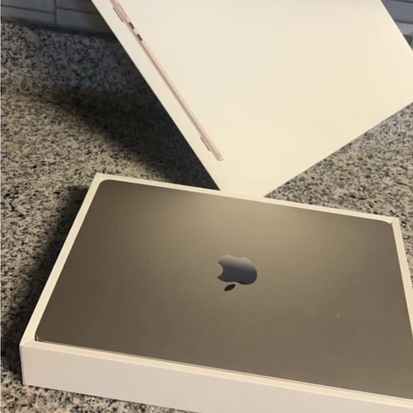 13-inch MacBook Air with Apple M2 chip8GB unified memory256GB SSD